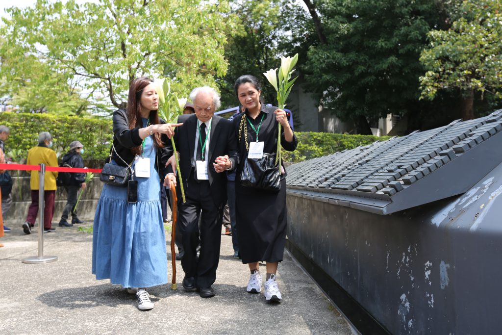 文化部國家人權博物館今（23）日舉行「威權統治時期政治受難者追思紀念會」。圖為政治受難者蔡寬裕前輩繞行人權紀念碑。／圖：文化部提供